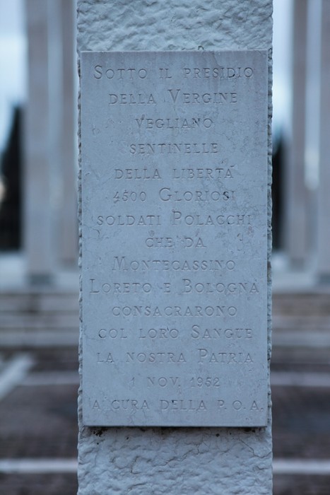 Cimitero di guerra polacco con monumento commemorativo in memoria dei soldati polacchi caduti.
