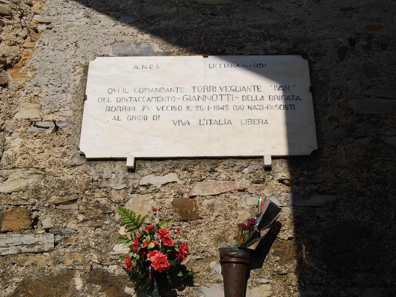 Lapide commemorativa dedicata al comandante Torri, in onore dei valorosi della resistenza.