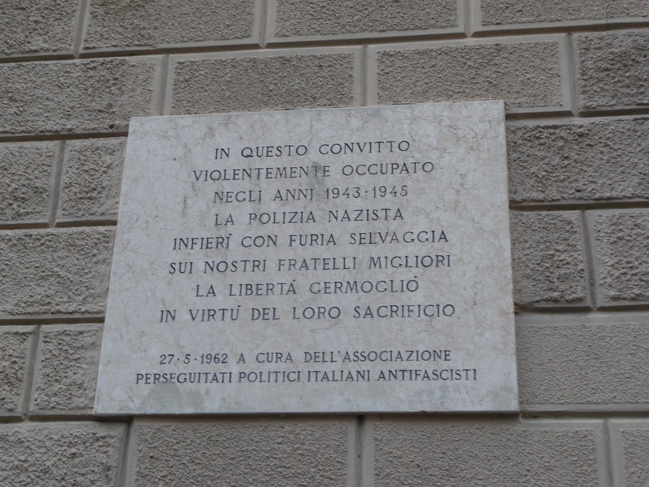 Lapide commemorativa in memoria delle vittime della torture al Convitto Baroni, periodo 1943-1945.