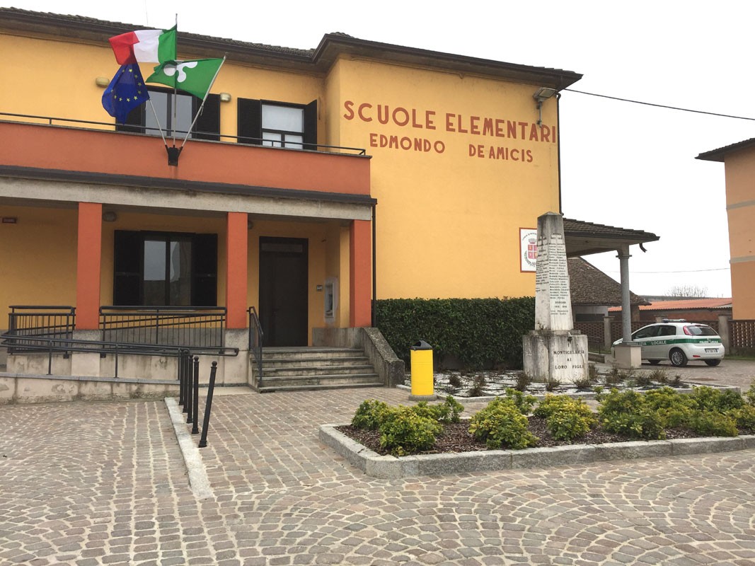 Monumento ai caduti di Monticelli, situato nel cortile delle scuole elementari Edmondo De Amicis.