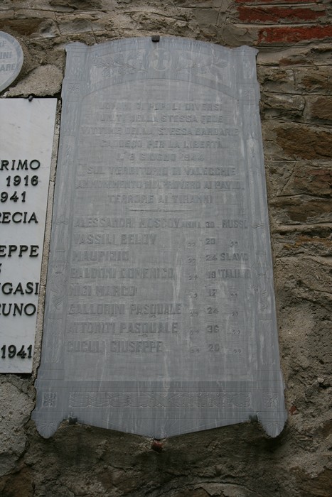 Lapide di Valecchie, commemorativa di eventi e nomi legati alla storia locale.