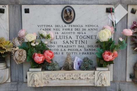 Sepolcro di Tognetti: commemorazione di una vittima della ferocia nemica, con fiori e dediche.