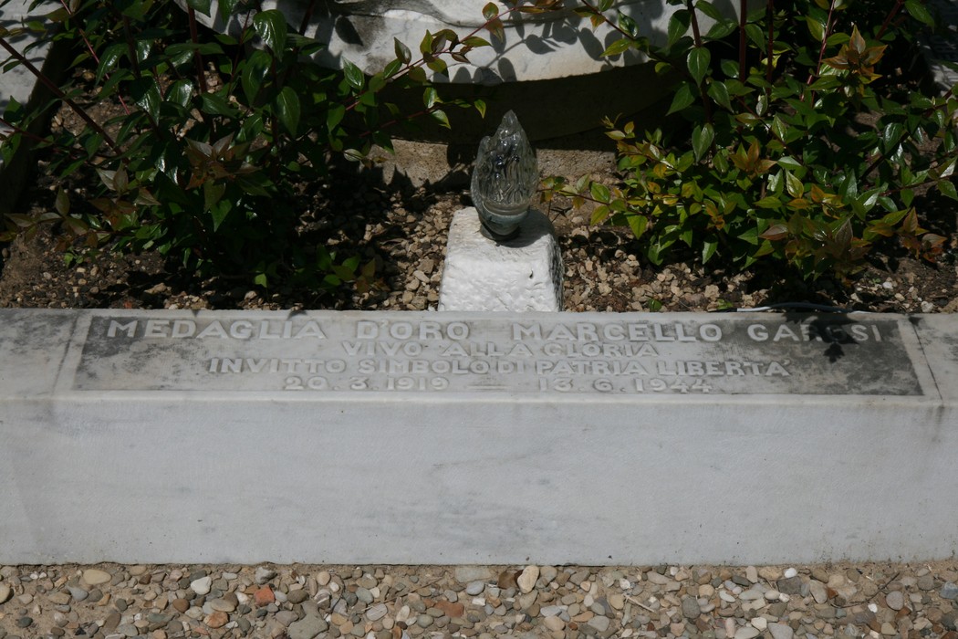 Sepolcro di Marcello Garosi, medaglia d'oro, commemorazione di un eroe della libertà.