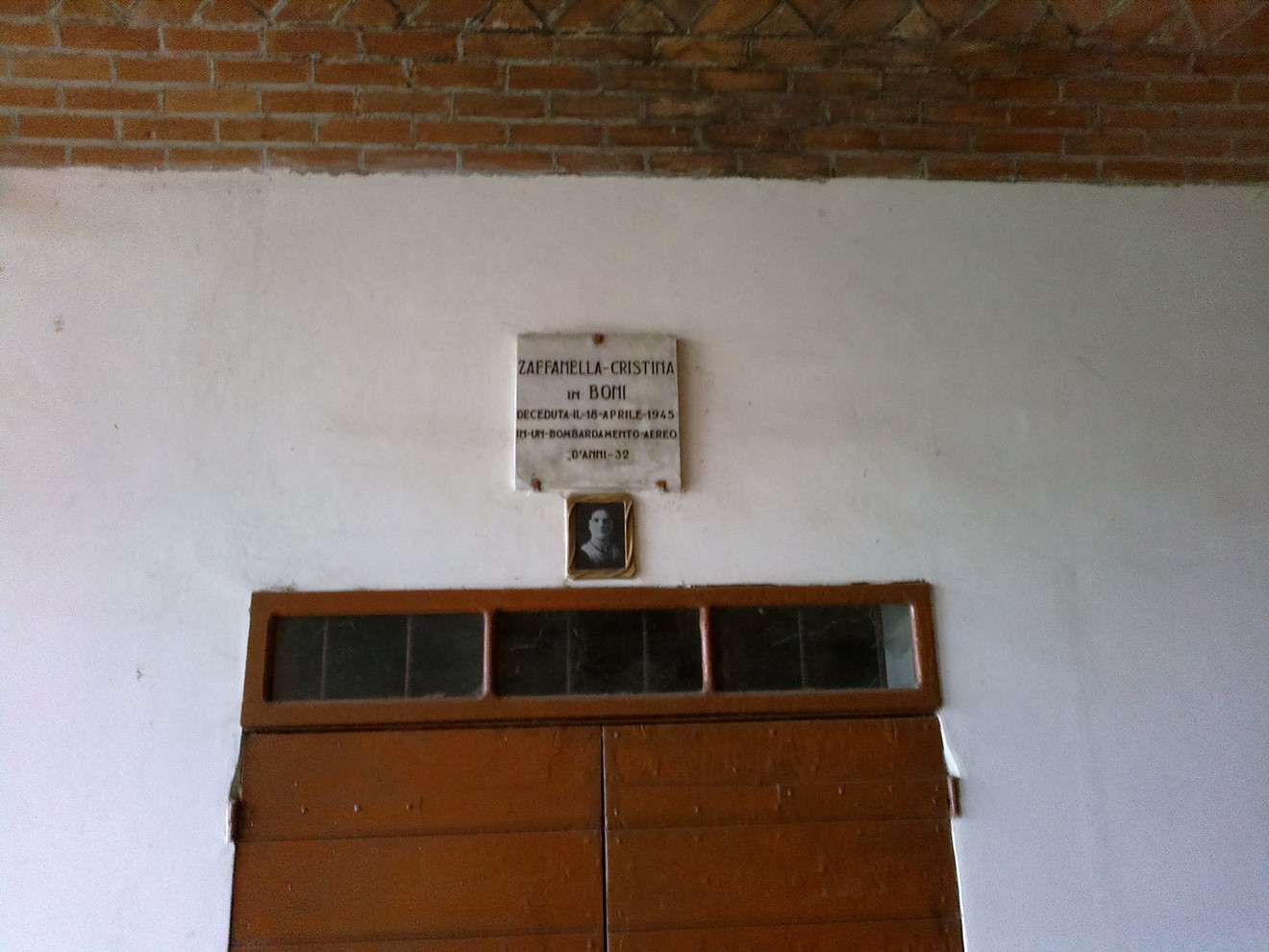 Lapide commemorativa a Zafanella, in memoria di Cristinia Boeri. Decorazione in onore degli sforzi e della dedizione.