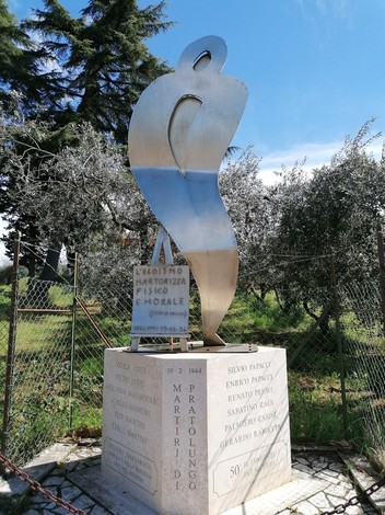 Monumento commemorativo per il 50° anniversario dell'eccidio di Pratolungo, simbolo di memoria e resistenza.