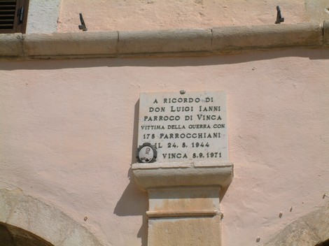 Lapide commemorativa dedicata a Don Luigi Ianni, parroco di Vinca e vittima della guerra.
