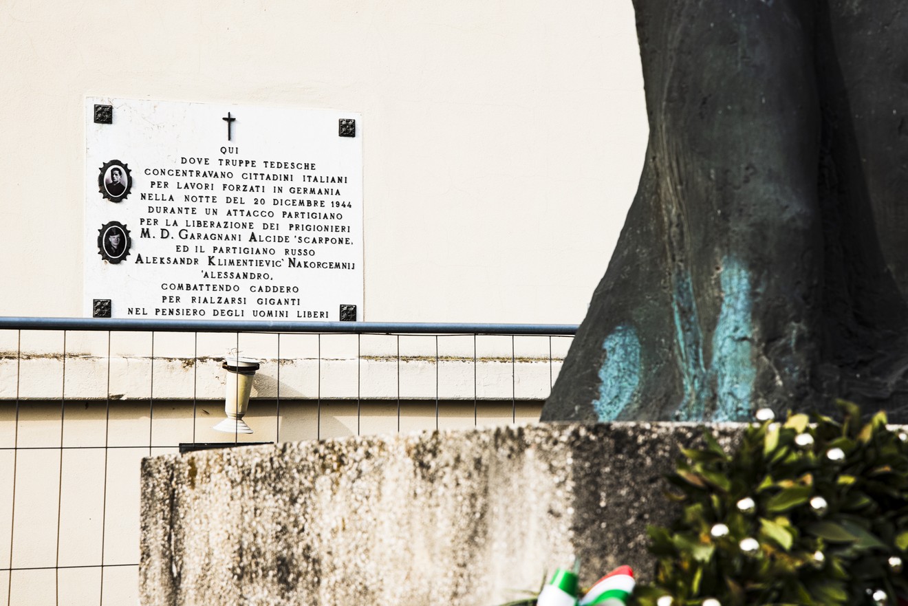 Lapide commemorativa dedicata a Garagnani e Klimentievic, situata in un luogo di significato storico.