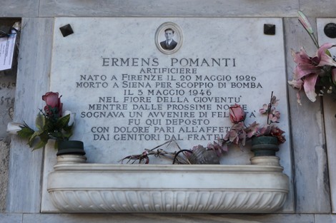Sepolcro di Ermens Pomanti, artigificiere, morto a Siena nel 1946; decorato con fiori e memoria toccante.