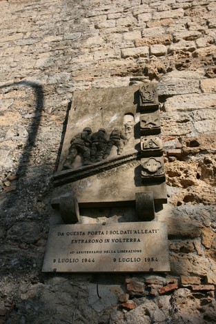 Lapide commemorativa dedicata ai soldati alleati che entrarono a Volterra il 9 luglio 1944.