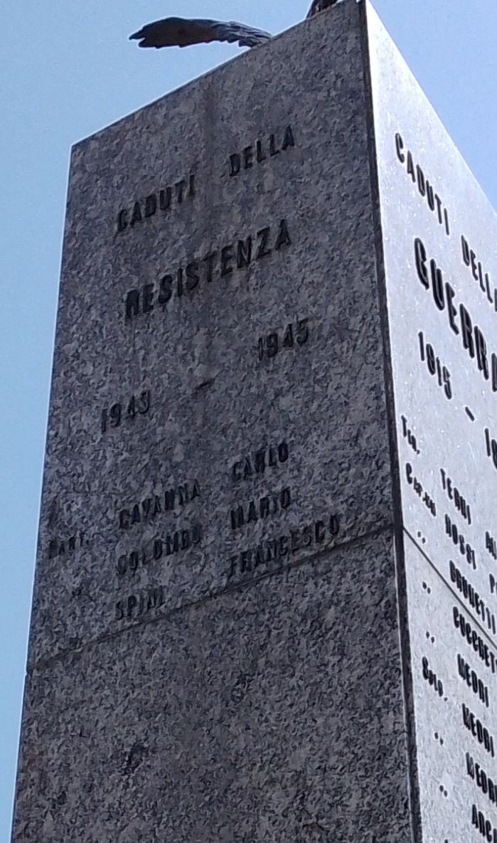 Monumento ai caduti della Resistenza, con una stele di marmo e iscrizioni commemorative.