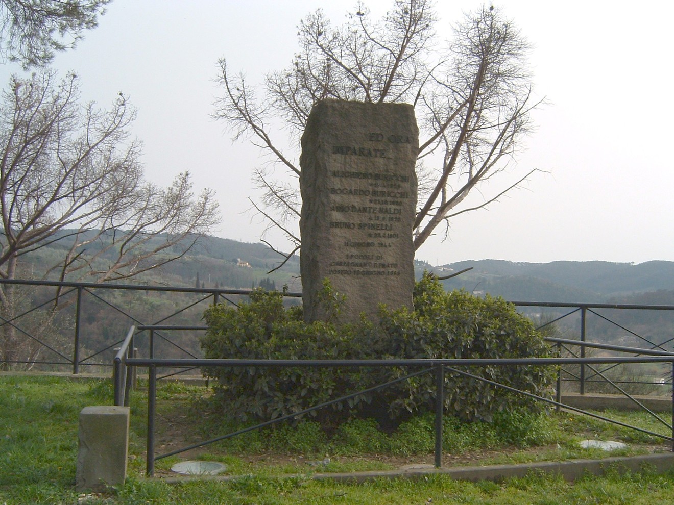 Monumento di Poggio alla Malva, dedicato alla memoria storica, circondato da una cornice naturale.