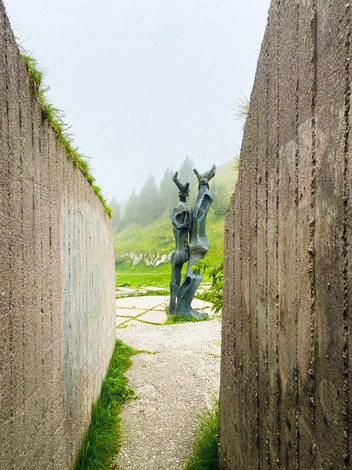 Monumento al Partigiano e alla Resistenza: scultura immersa nella natura, simbolo di libertà e memoria storica.