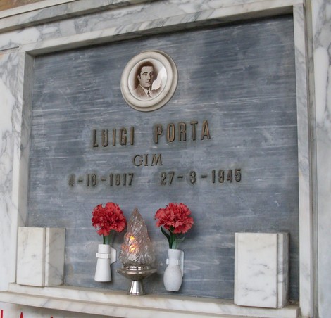 Sacrario dedicato ai caduti per la libertà, con targa commemorativa in onore di Luigi Porta.
