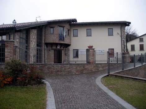 Lapide commemorativa dei caduti di Golferenzo, situata in un contesto architettonico storico.