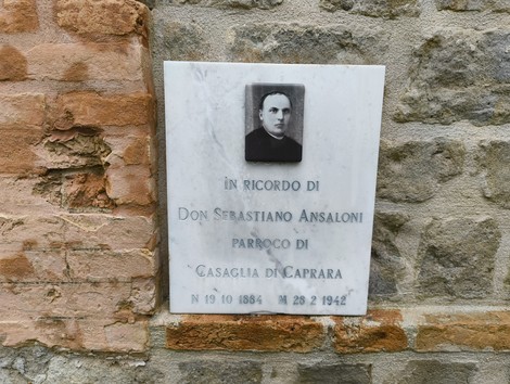 Targa commemorativa in memoria di Don Sebastiano Ansaloni al Cimitero di Casaglia, dedicata al suo operato.