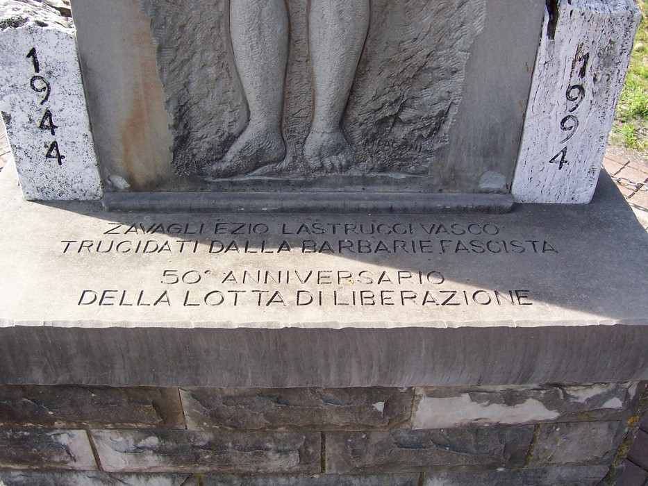 Monumento dedicato a Lastrucci e Zavagli, commemorando la lotta per la liberazione e il ricordo della barbarie fascista.