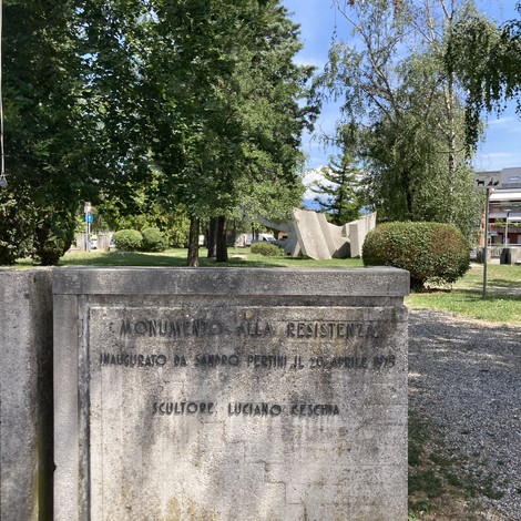 Monumento alla Resistenza, opera dello scultore Luciano Cestana, situato in un'area verde.