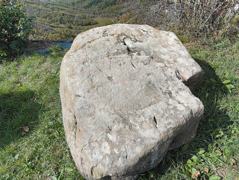 Monumento dedicato ai partigiani caduti, situato a Monte Sabbiuno, circondato da natura e storia.