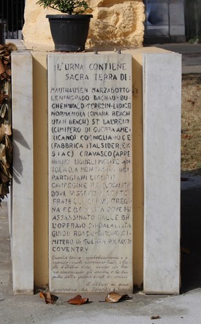 Monumento ai caduti di Cornigliano, commemorazione con urne e iscrizioni in onore dei caduti.