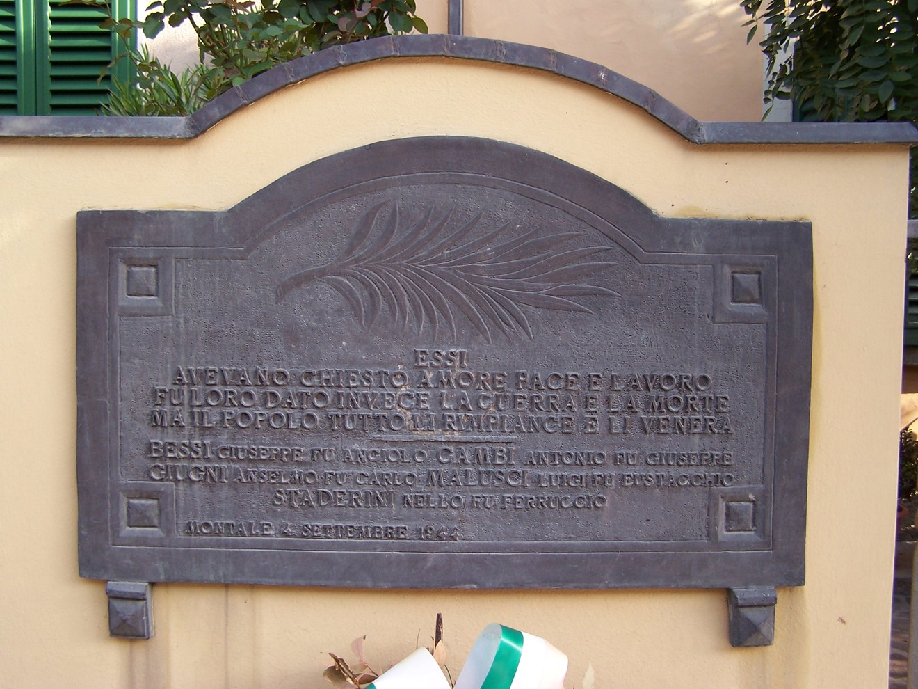 Lapide commemorativa dei cinque martiri, simbolo di sacrificio e memoria storica.