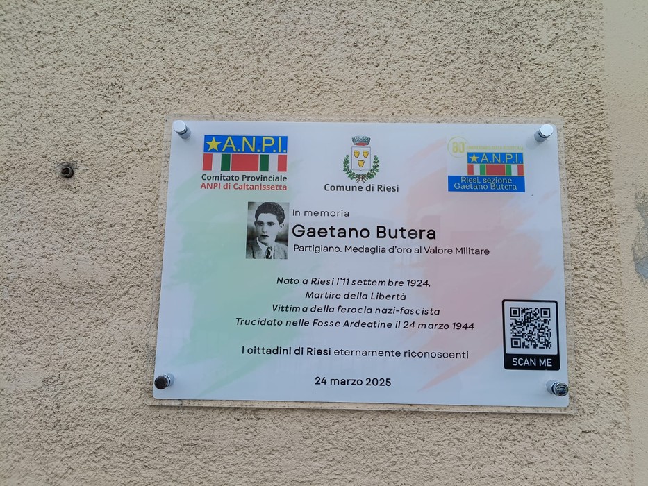 Targa commemorativa dedicata a Gaetano Butera, partigiano e medaglia d'oro al valor militare, affissa a muro.