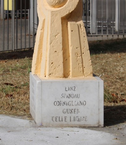Monumento ai caduti di Cornigliano, dedicato alla memoria delle vittime con una scultura in marmo e cemento.