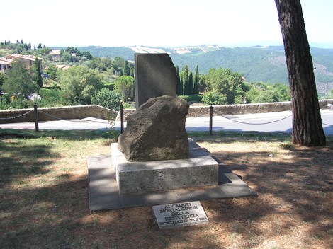 Monumento ai caduti della resistenza, situato in un paesaggio collinare sereno e suggestivo.