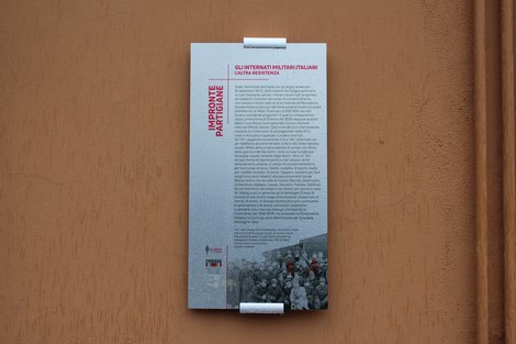 Pannello informativo dedicato alla resistenza partigiana, affisso su una parete, con immagini storiche e testo esplicativo.