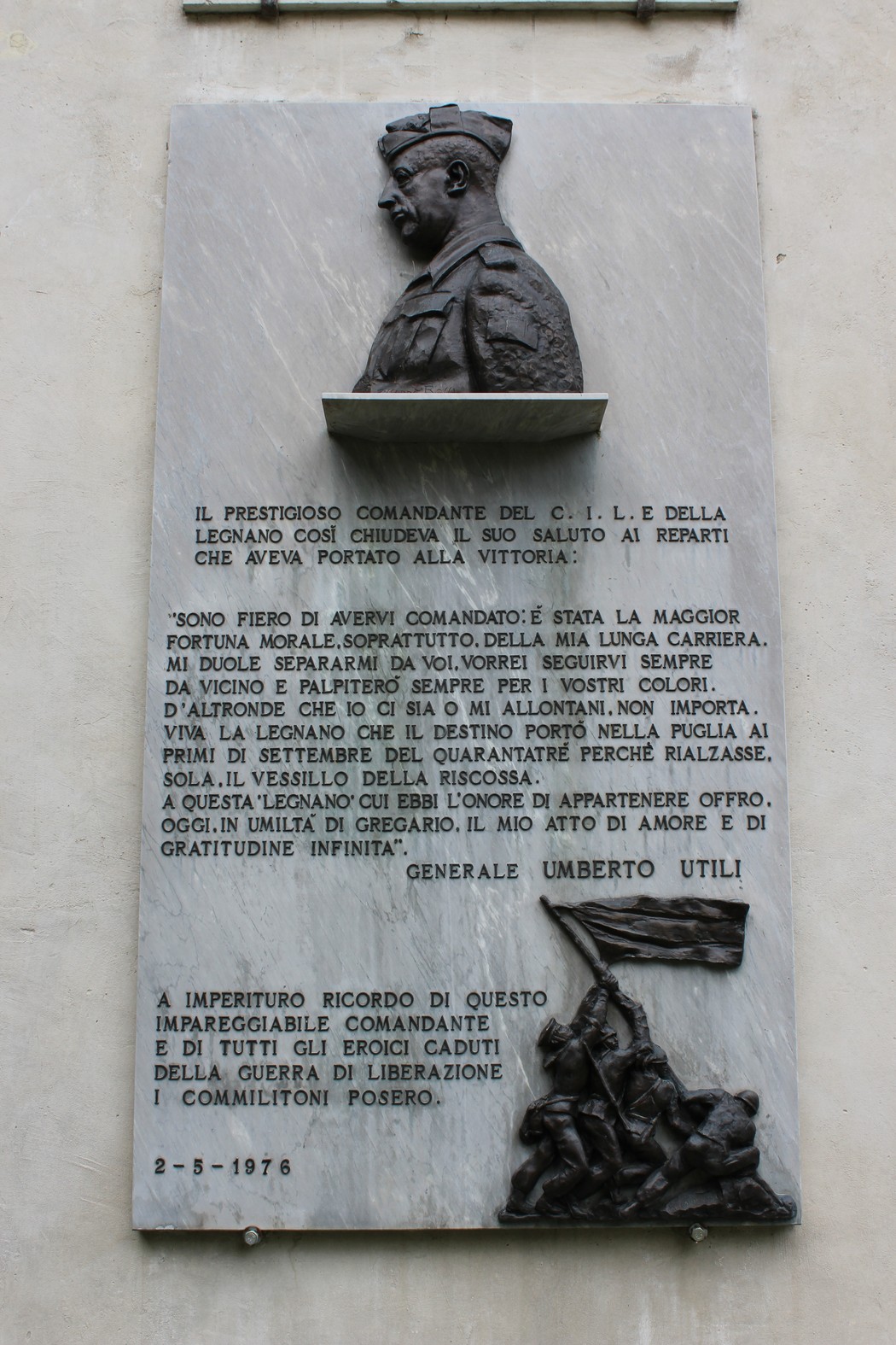 Lapide commemorativa con busto di Unberto Utili, dedicata ai caduti nella guerra di liberazione.