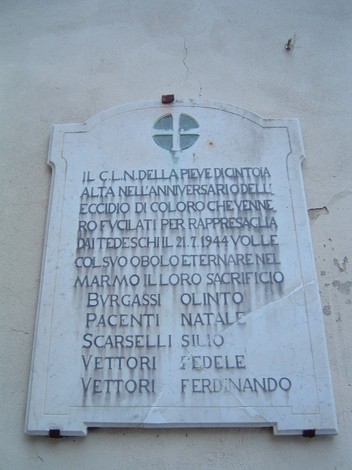 Lapide commemorativa a Cintoia Alta in memoria delle vittime dell'eccidio del 21 luglio 1944.