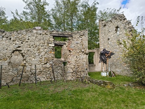 Rovine dell'oratorio di Cerpiano immerse in un ambiente naturale e suggestivo.