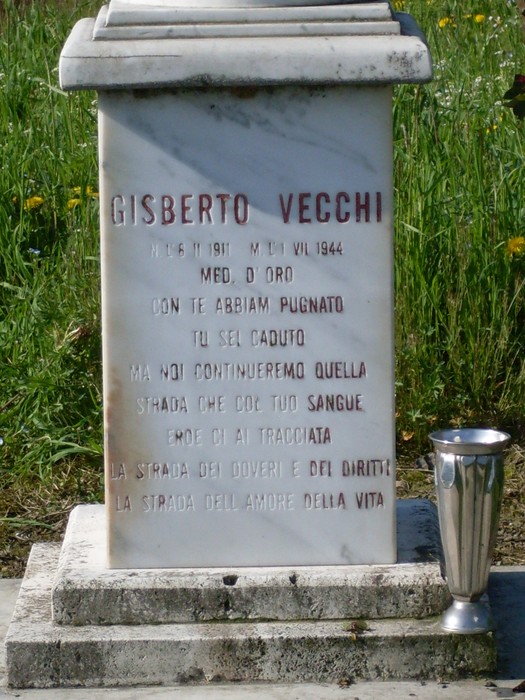 Cippo commemorativo dedicato a Gisberto Vecchi, con iscrizioni in memoria del suo sacrificio.