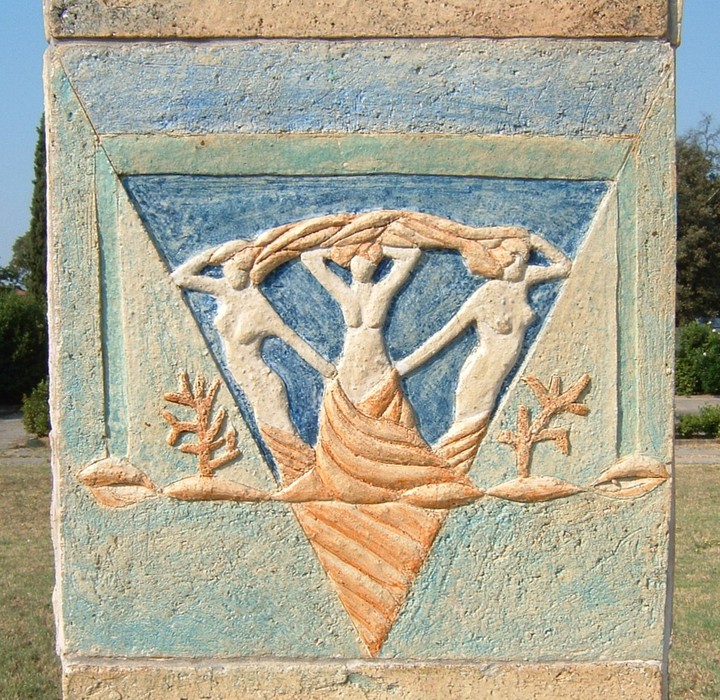 Rappresentazione artistica del "Monumento dei giardini Corsi Salviati" con figure umanoidi e motivi naturalistici.