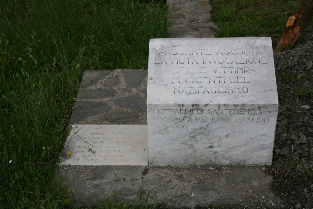 Monumento di Valla, dedicato alle vittime innocenti del nazifascismo. Memoria e riflessione storica.