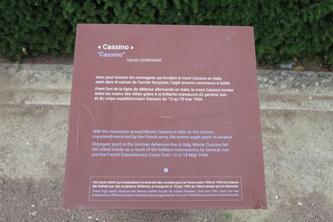 Targa commemorativa dedicata alla battaglia di Cassino, con riferimento alle forze francesi.