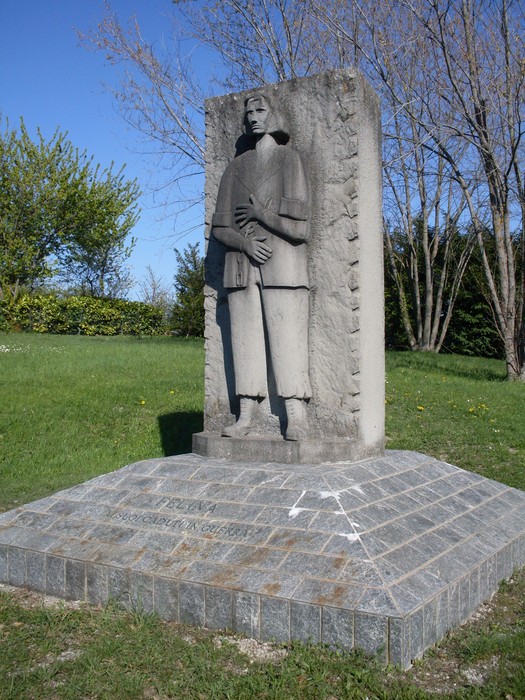 Monumento ai Caduti di Felina, un tributo scolpito in pietra per commemorare coloro che hanno sacrificato la vita.