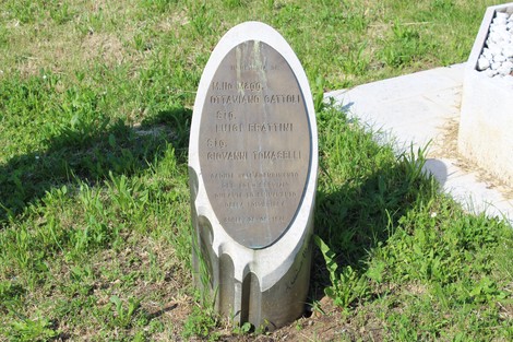 Monumento commemorativo a Cattoli, Frattini e Tomaselli, situato in un'area verde.
