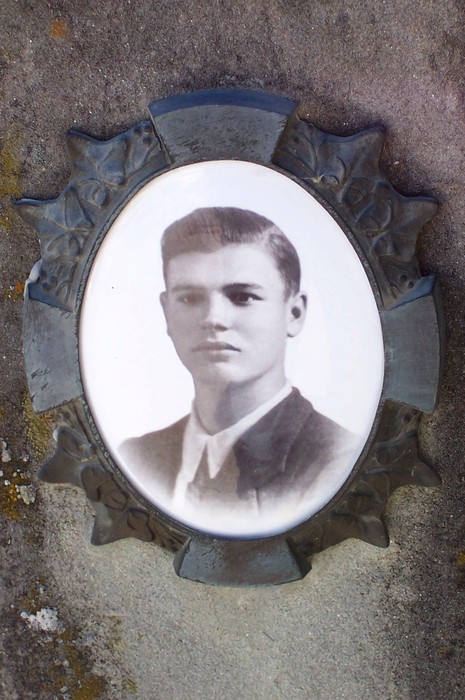 Ritratto in un medaglione commemorativo al Sacrario ai Caduti di Tugliano, onore ai sacrifici dei soldati.