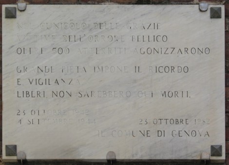 Lapidi commemorative dedicate alle vittime della tragedia delle Grazie, simbolo di memoria e rispetto.