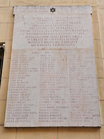 Lapide commemorativa in memoria degli ebrei bolognesi deportati durante la Seconda Guerra Mondiale.