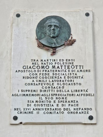 Lapide commemorativa di Giacomo Matteotti, con un bronzo del politico e un testo di omaggio ai suoi ideali.