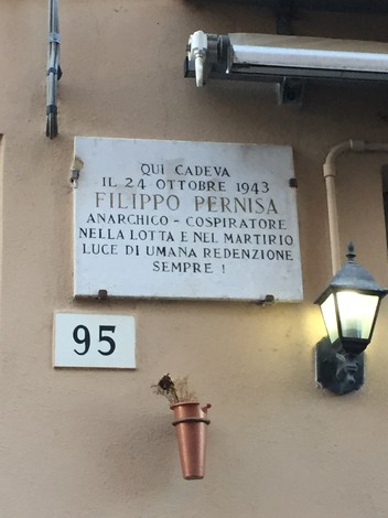 Lapide commemorativa di Filippo Pernisa, anarchico caduto nella lotta per la libertà il 24 ottobre 1943.