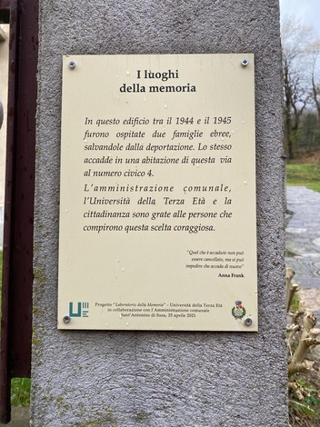 Targa commemorativa per il rifugio di una famiglia ebrea a Villa San Carlo, simbolo di memoria storica.