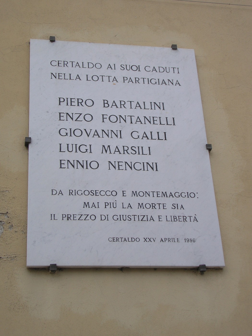 Lapide commemorativa ai caduti partigiani di Certaldo, in memoria dei loro sacrifici nella lotta per la libertà.