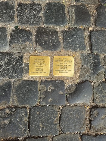 Pietre d'inciampo dedicate a vittime di persecuzioni a Dell'Ariccia e Menasci, incastonate nel pavimento.