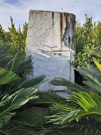 Cippo commemorativo di Ciro Bertini, situato tra la vegetazione a Chittò.