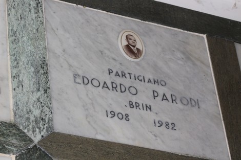 Il Sacrario dei caduti per la Liberazione, un monumento commemorativo con nomi di partigiani scritti su marmo.