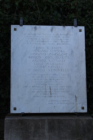 Lapide commemorativa dedicata ai fucilati del Forte di San Martino, con i nomi delle vittime incisi sulla pietra.