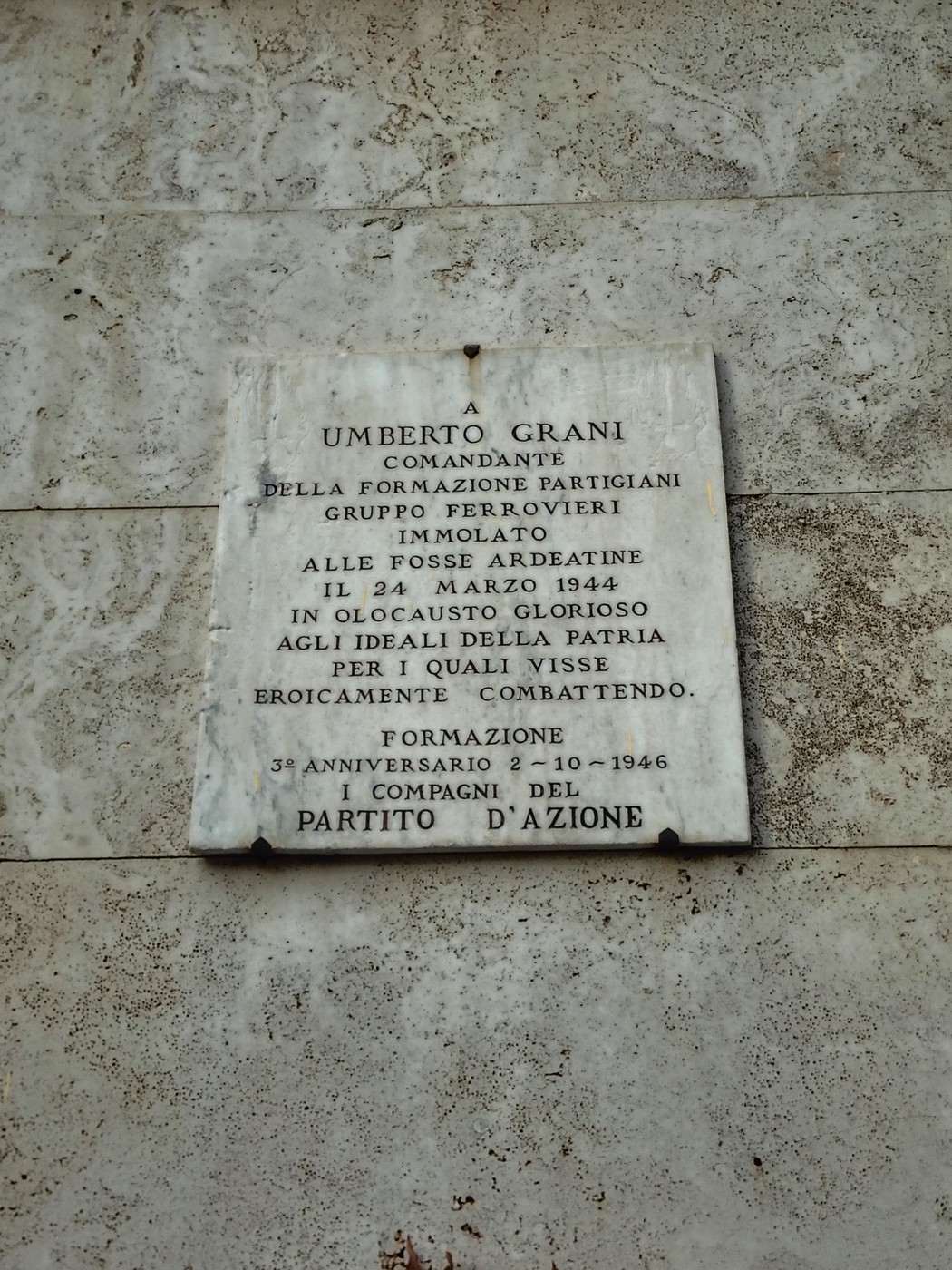Lapide commemorativa dedicata a Umberto Grani, partigiano, situata alle Fosse Ardeatine, in memoria del suo sacrificio.