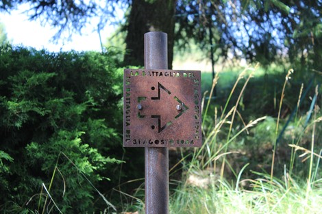 Indicatore lungo la Strada della battaglia di Fonteno, con dettagli storici sulla battaglia del 31 agosto 1944.